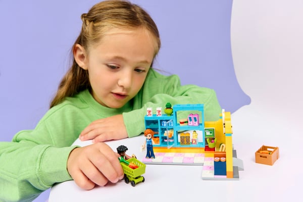 LEGO Friends 42680 Heartlake Citys närbutik