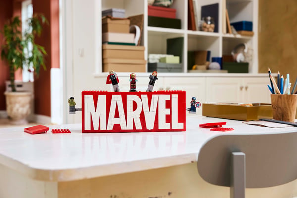 LEGO Superhelte Marvel 76313 – MARVEL-logo og minifigurer