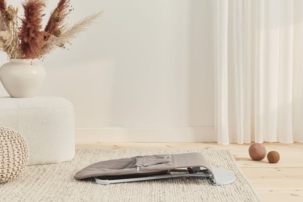 BabyBjörn Bliss Woven skråstol, sandgrå, bladmønstret