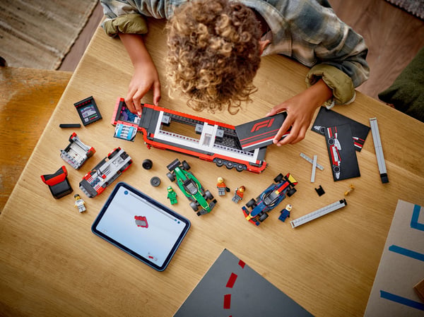 LEGO City 60445 – F1-lastbil og F1-biler RB20 og AMR24