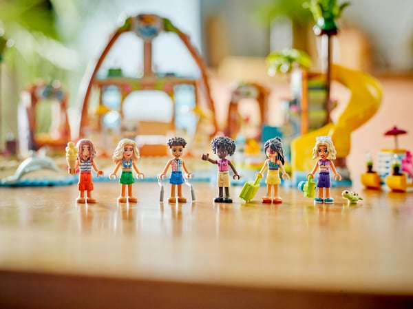 LEGO Friends 42673 - Hela familjens semesterort vid havet