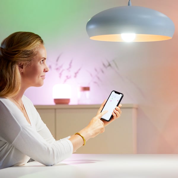 WiZ smartlampe, E14, RGBW - alle farver og nuancer af hvidt lys, Wi-Fi, 470 lm