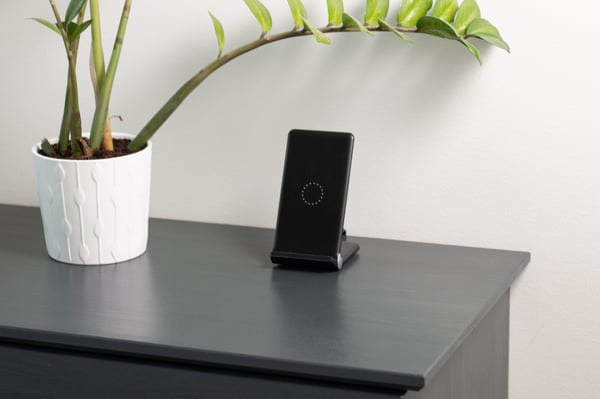 Wave Qibordholder med trådløs opladning på 15W, sort.