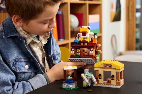 LEGO Minecraft 21273 – Hornanfén attack på byn med luftballong