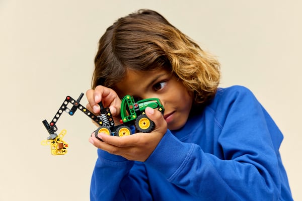LEGO Technic 42218 John Deere 1470H-skördare med hjul