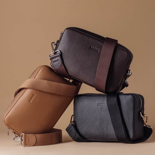 Aarni Large Crossbody Bag -axelväska, svart/guld