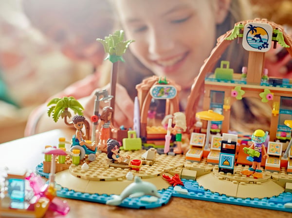 LEGO Friends 42673 - Hela familjens semesterort vid havet