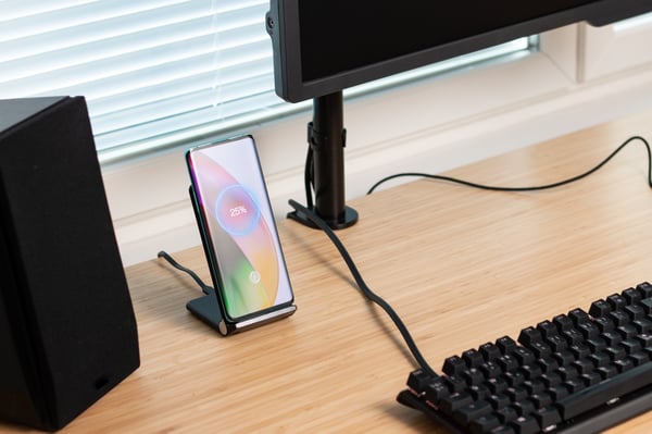 Wave Qibordholder med trådløs opladning på 15W, sort.