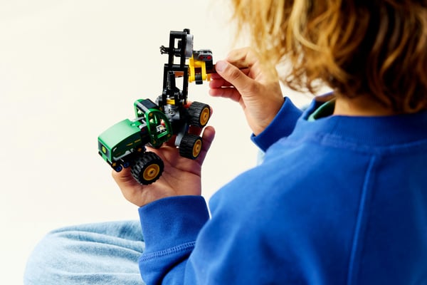 LEGO Technic 42218 John Deere 1470H-skördare med hjul