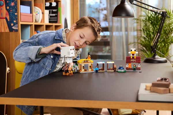 LEGO Minecraft 21273 – Hornanfén attack på byn med luftballong