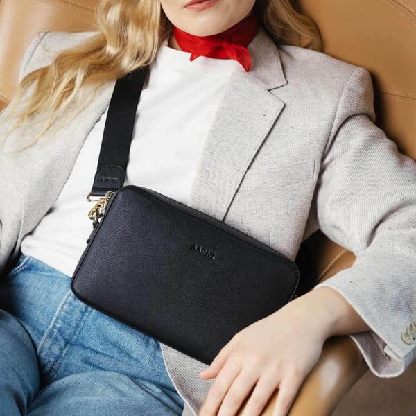 Aarni Large Crossbody Bag -axelväska, svart/guld