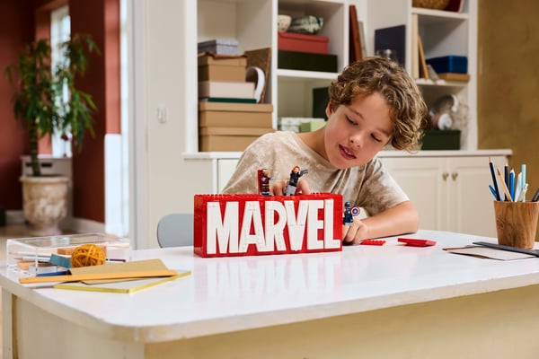 LEGO Superhelte Marvel 76313 – MARVEL-logo og minifigurer