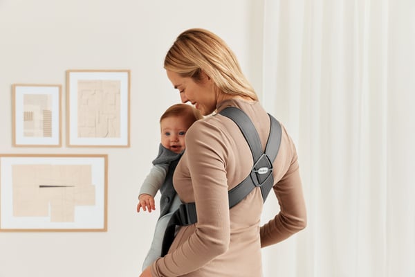 BabyBjörn Mini 3D Jersey -bärsjal, Mörkgrå