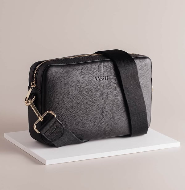 Aarni Large Crossbody Bag -axelväska, svart/guld