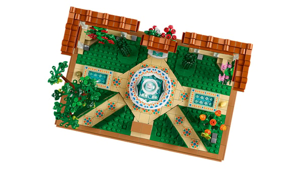LEGO Icons 10359 – Trädgård och fontän