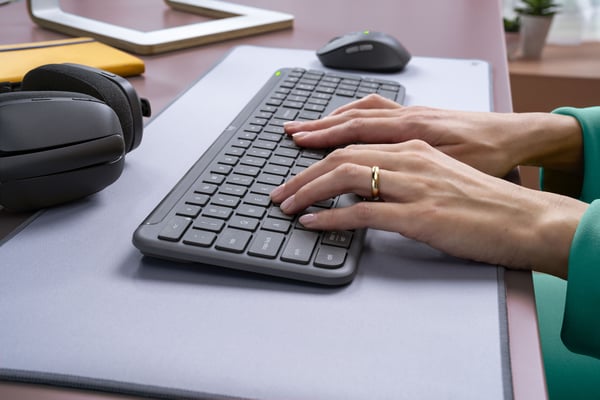 Logitech MK950 Signature Slim -näppäimistö ja hiiri, harmaa