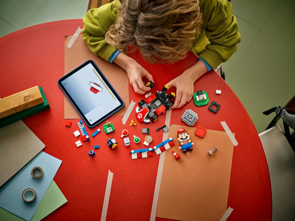 LEGO Super Mario 72043: Mario Kart - Interaktiv LEGO Mario och Standard Kart