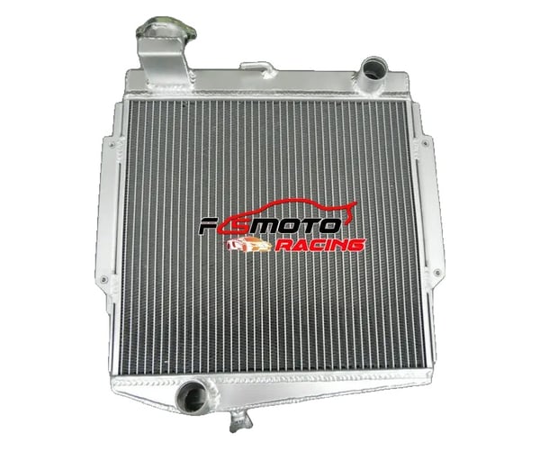 Aluminium Radiator, Kerne Dimensioner 14-1/8" Høj x 15-1/2" Bred x 2-1/4" Tykk, Samlede Dimensioner 19-3/4" Høj x 18-1/2" Bred x 2-1/2" Tank Tykkelse Aluminium Radiator, Kerne Dimensioner 14-1/8" Høj x 15-1/2" Bred x 2-1/4" Tykk, Samlede Dimensioner 19-3/4" Høj x 18-1/2" Bred x 2-1/2" Tank Tykkelse