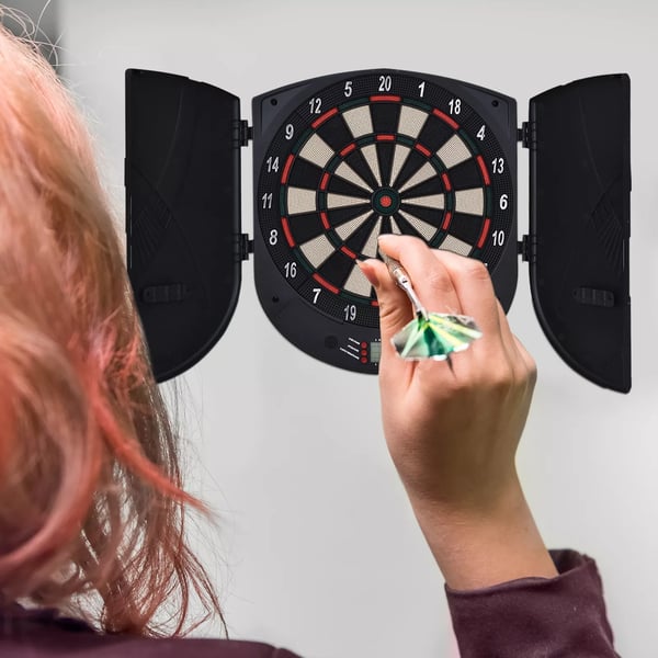 HOMCOM elektronisk dartskive med døre, lydeffekter, automatisk scoring, 6 pile, 26 spil, 185 spilvariationer, til 8 spillere