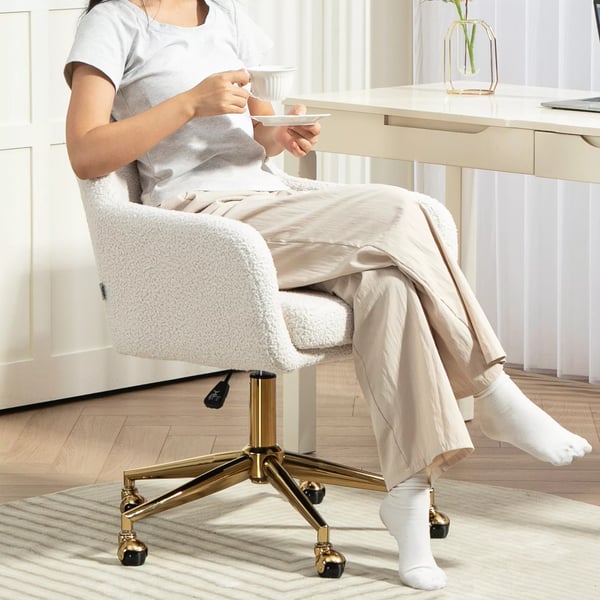 HOMCOM kontorstol i cremefarvet polyester med justerbar hjde og 360° drejefunktion