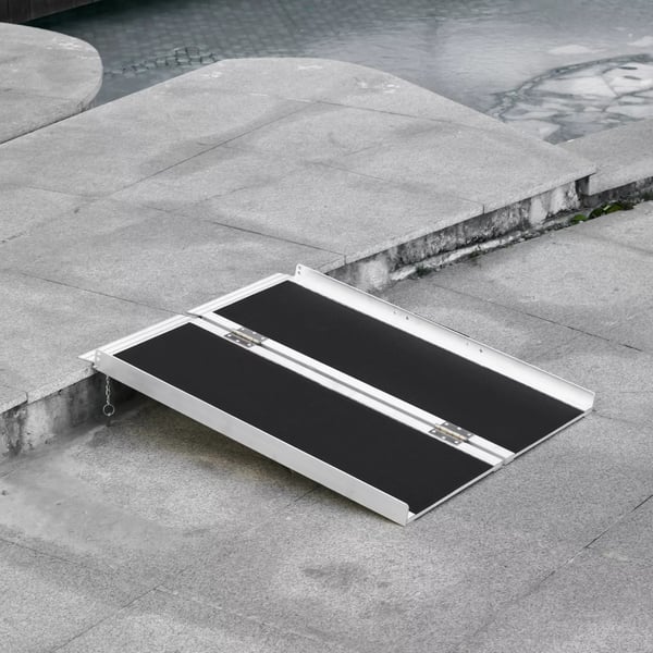 Foldbar Kørestolsrampe i Aluminium - Skridsikker PVC Belægning, 270 kg Kapacitet, Sølv/Sort, 93x73x5 cm