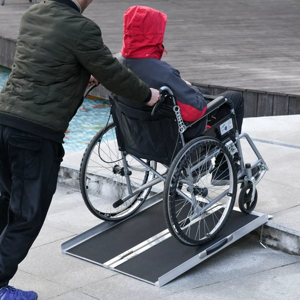 Foldbar Kørestolsrampe i Aluminium - Skridsikker PVC Belægning, 270 kg Kapacitet, Sølv/Sort, 93x73x5 cm