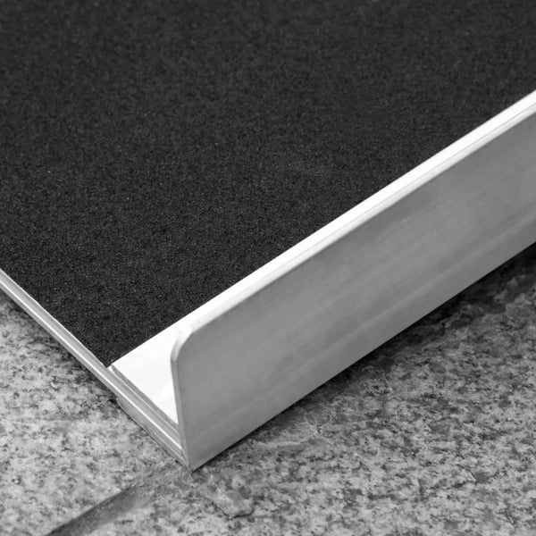 Foldbar Kørestolsrampe i Aluminium - Skridsikker PVC Belægning, 270 kg Kapacitet, Sølv/Sort, 93x73x5 cm