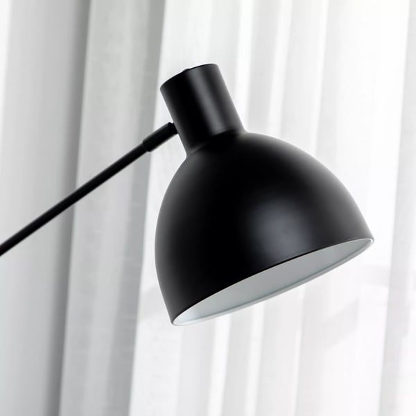 Stålampe i Sort Stål - Justerbar, Industrielt Design, Ideel til Arbejds- eller Læsebelysning - H: 131-155 cm