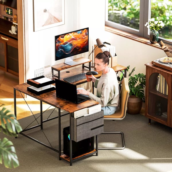 HOMCOM L-formet skrivebord 168x120 cm, hjørneskrivebord med hylder og monitorstander, vendbart, rustik brun