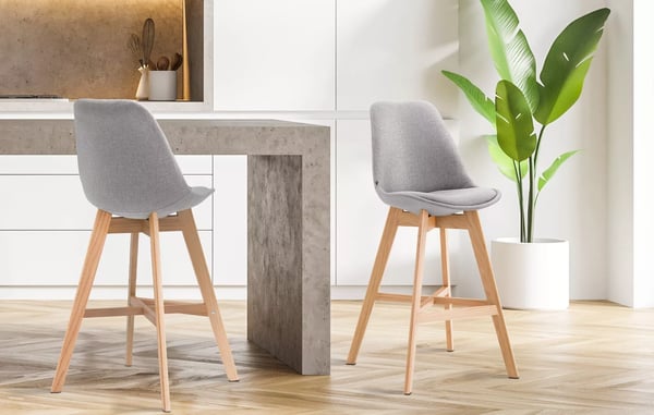 Cannes Grå Barstol i Tyg med Träställning - Bekväm Vadderad Sits, Ram i Ek, 112 cm Höjd