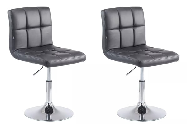 Set med 2 Palma V2 svarta loungestolar i konstläder med kromfärgad metallram