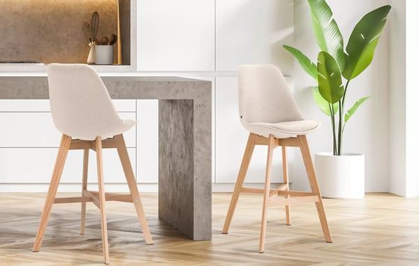Set med 2 Cannes Barstolar i Krämtyg med Trästomme i Ek, Modern Design