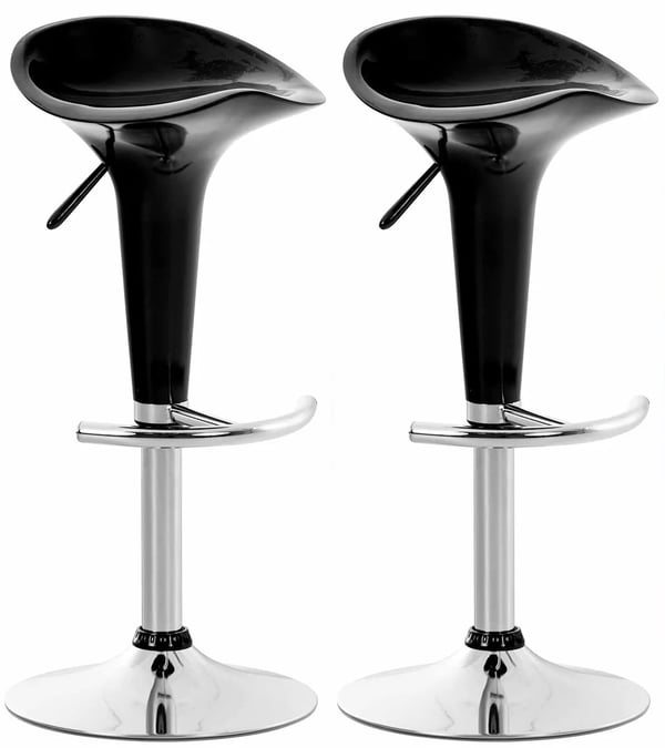 Set med 2 svarta barstolar i plast med sadelformad sits, metallfot i kromlook, 360° svängbar och justerbar höjd