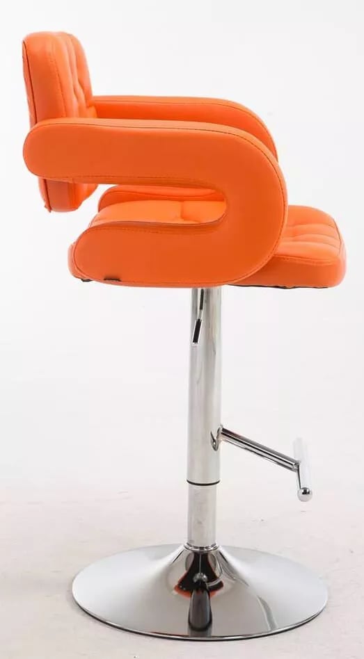 Set med 2 orange barstolar i konstläder med kromfärgad metallram, justerbar höjd och svängbar