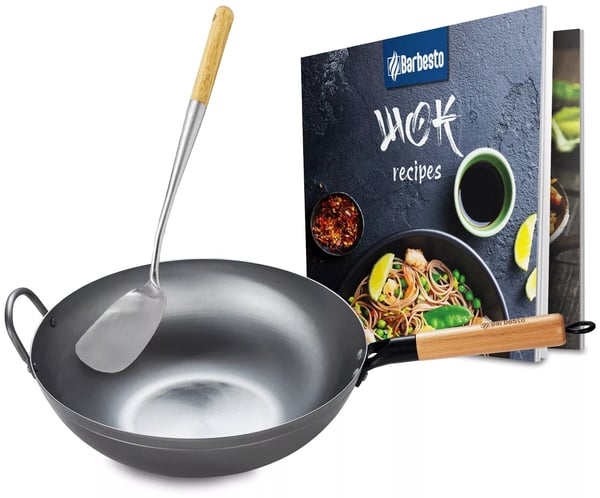 34 cm kolstålswok med platt botten, trähandtag, spatel och receptbok - Natura Metal