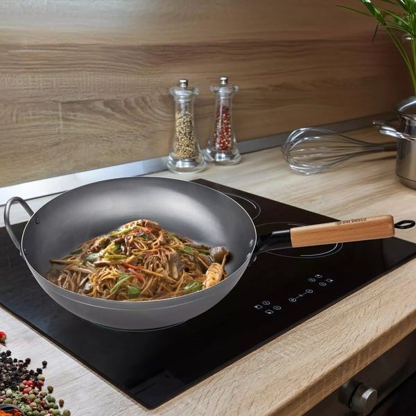 34 cm Wok-sæt i kulstofstål med flad bund, træhåndtag, spatel og opskriftsbog - Natura Metal