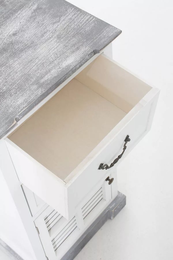 Hvidt sengebord i landhusstil med skuffe og skab - Rustikt skandinavisk design