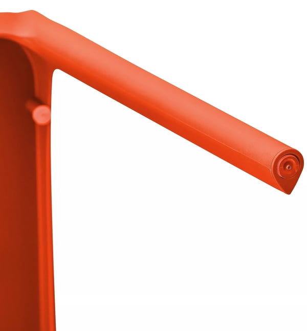 Set med 2 stapelbara utomhusstolar i plast, orange