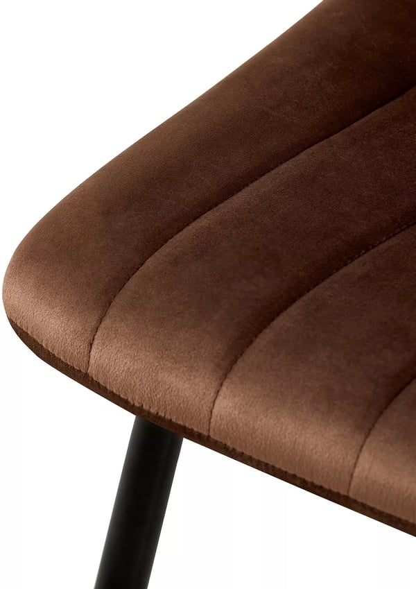 Sæt med 4 Dijon brune velourstole med metalstel - Gulvbeskyttere inkluderet - Nem pleje stof - Moderne tidløst design - 4-benet robust stel