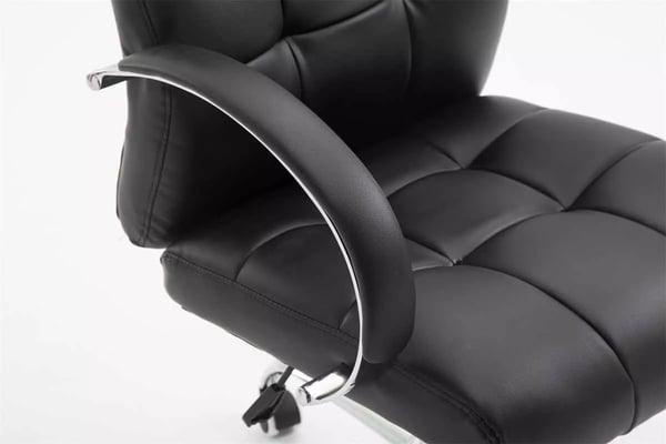 Mikos sort kontorstol i kunstlæder med krom-look metalstel, ergonomisk, justerbar højde og vippefunktion