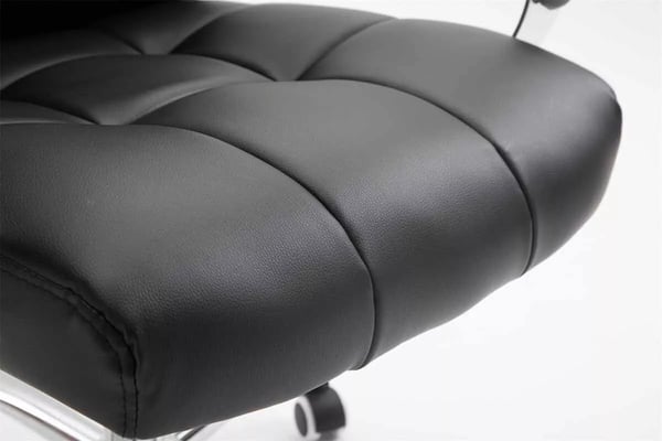 Mikos sort kontorstol i kunstlæder med krom-look metalstel, ergonomisk, justerbar højde og vippefunktion