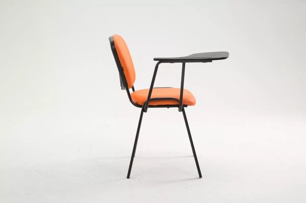 Orange gæstestol i imiteret læder med klapbord, mat sort metalstel