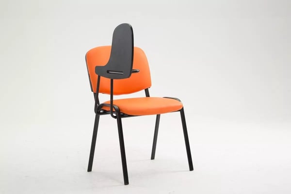 Orange gæstestol i imiteret læder med klapbord, mat sort metalstel