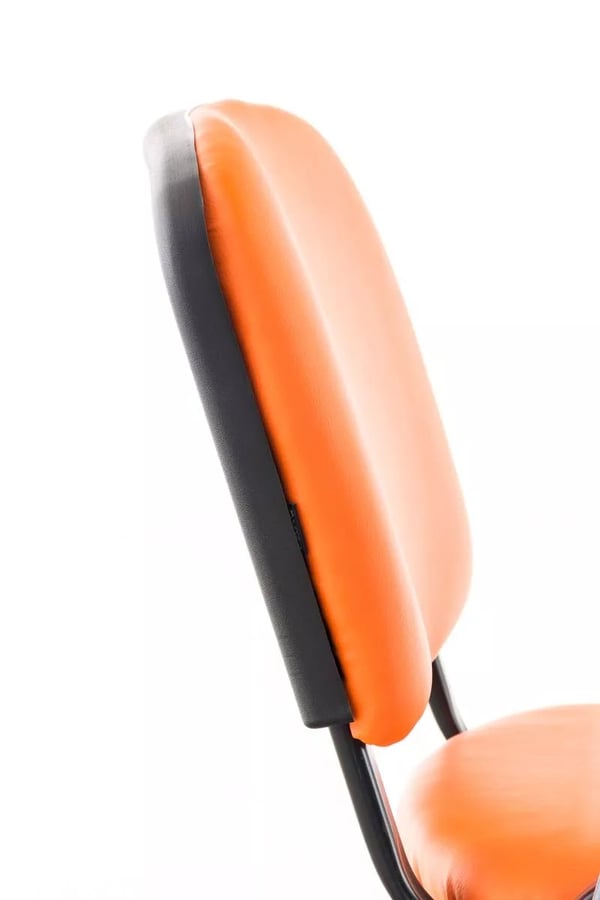 Orange gæstestol i imiteret læder med klapbord, mat sort metalstel