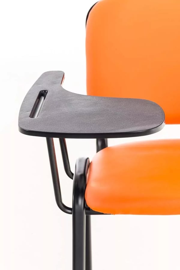 Orange gæstestol i imiteret læder med klapbord, mat sort metalstel