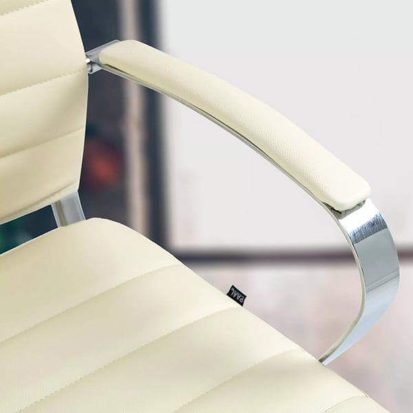 Cremefarvet kontorstol med krom-look metalstel
