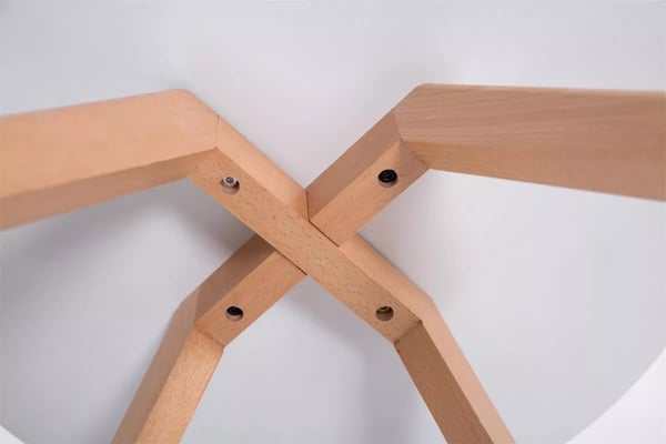 Eirik rundt sidebord i træ - Ben i naturtræ og mat hvid top (60 cm diameter)