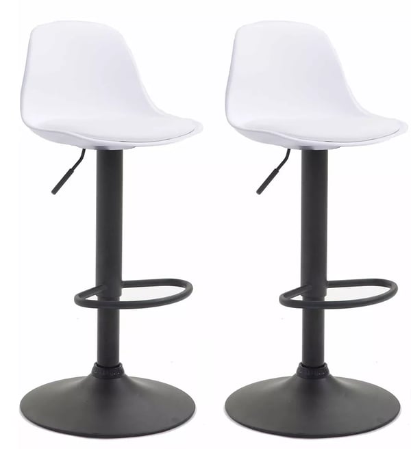 Set med 2 vita barstolar i konstläder med metallställ