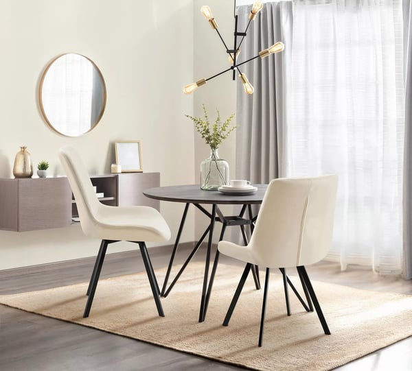 Sæt med 2 cremefarvede fløjlsdrejestole med metalfod