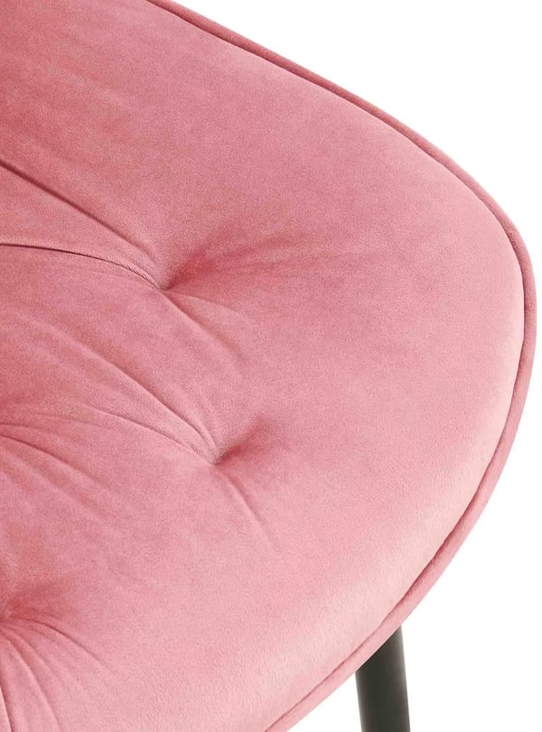 Sæt med 2 lyserøde velour spisebordsstole med matsorte metalben